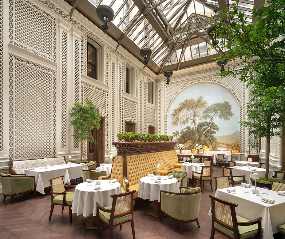 Saison餐厅——位于装修一新的中庭——伦敦OWO莱佛士酒店